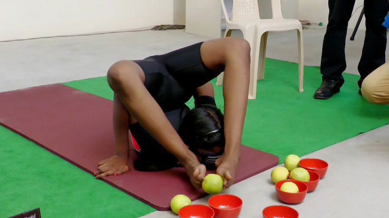 Jedenáctiletá Indka řeší hlavolamy levou zadní. Doslova